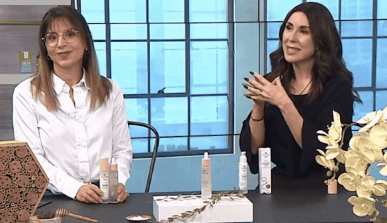 Mujer sonriendo, piel del rostro con apariencia firme